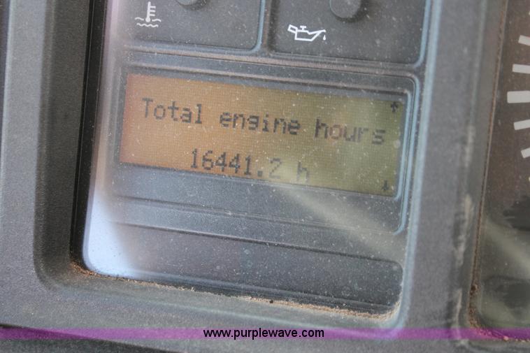 image for item H8365 2000 Volvo VNL semi truck