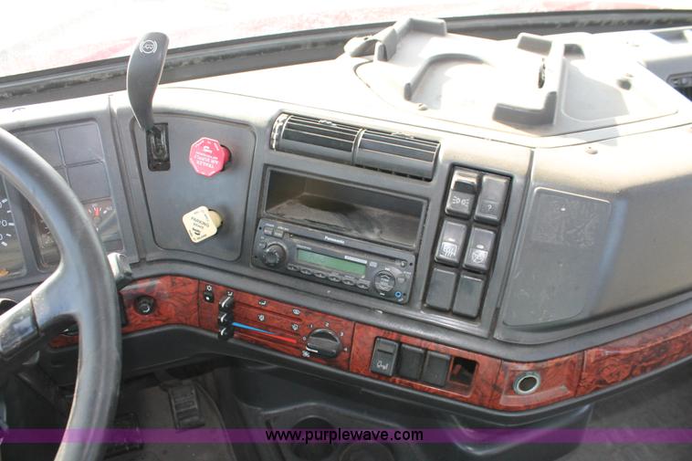 image for item H8365 2000 Volvo VNL semi truck