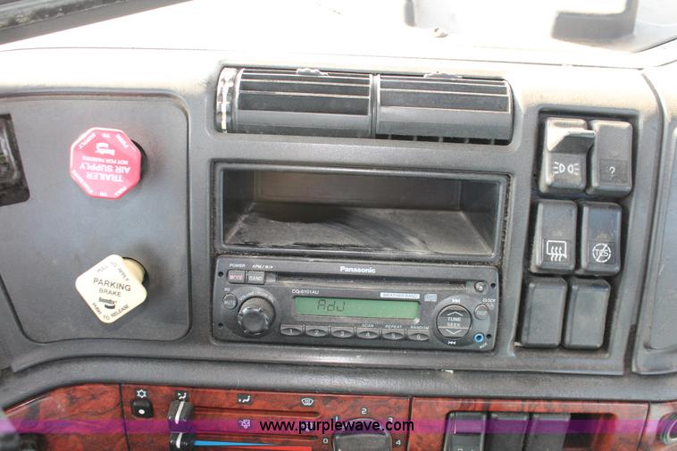 image for item H8365 2000 Volvo VNL semi truck