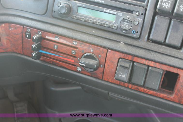 image for item H8365 2000 Volvo VNL semi truck