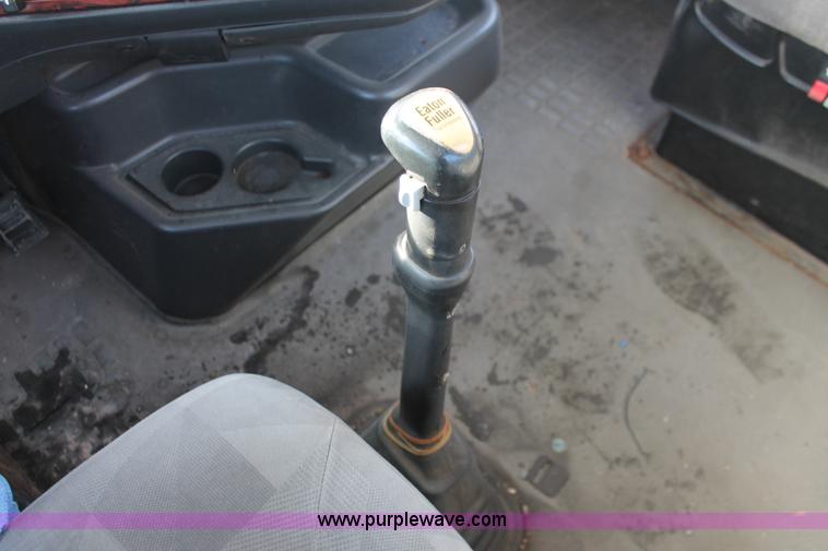 image for item H8365 2000 Volvo VNL semi truck