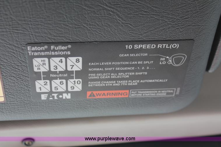 image for item H8365 2000 Volvo VNL semi truck