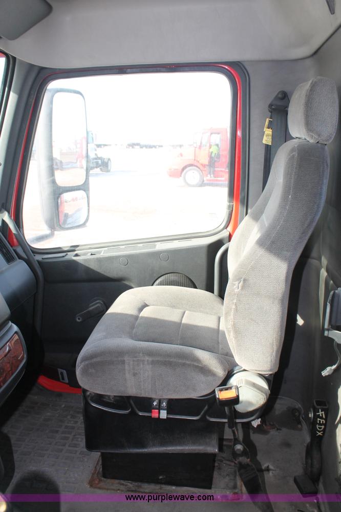 image for item H8365 2000 Volvo VNL semi truck