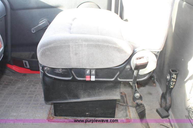 image for item H8365 2000 Volvo VNL semi truck