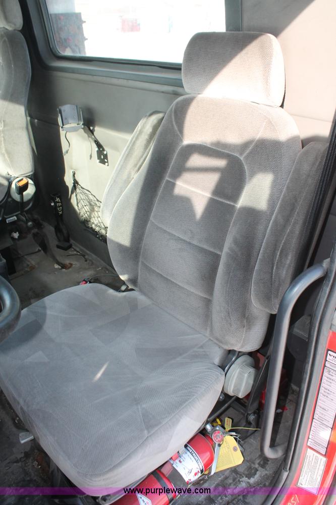 image for item H8365 2000 Volvo VNL semi truck