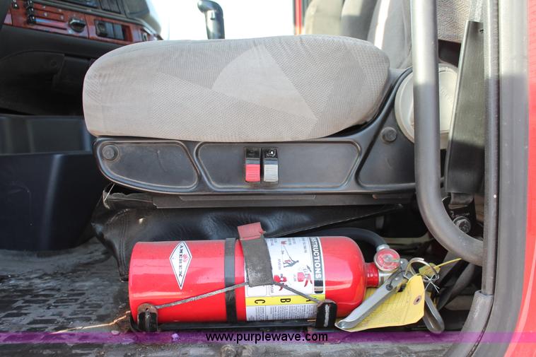 image for item H8365 2000 Volvo VNL semi truck