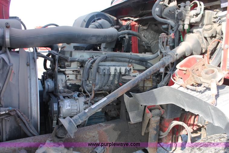 image for item H8365 2000 Volvo VNL semi truck