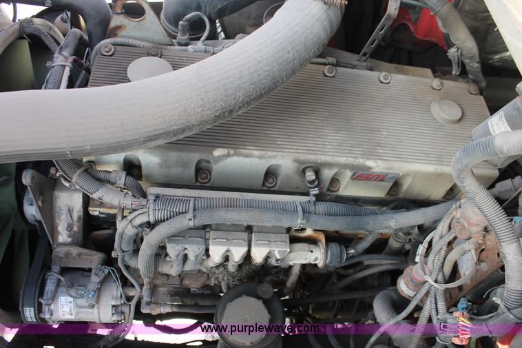 image for item H8365 2000 Volvo VNL semi truck