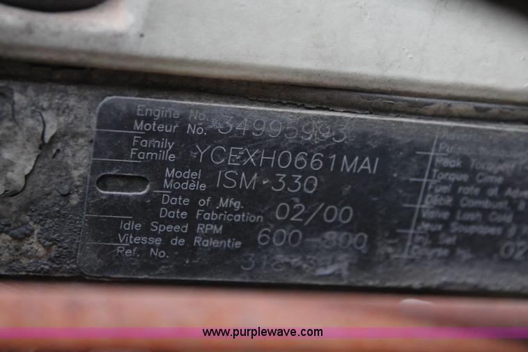 image for item H8365 2000 Volvo VNL semi truck