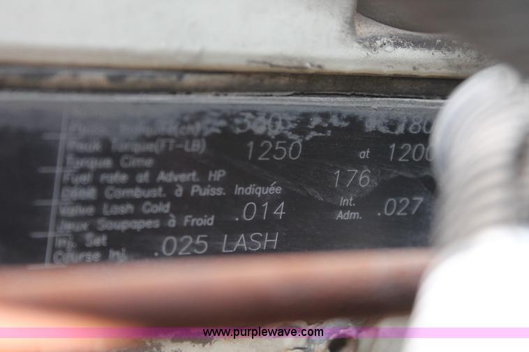 image for item H8365 2000 Volvo VNL semi truck