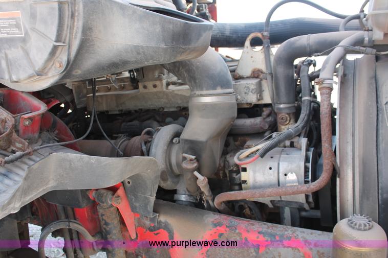 image for item H8365 2000 Volvo VNL semi truck