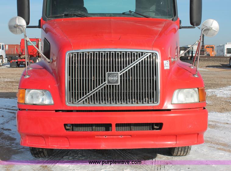 image for item H8365 2000 Volvo VNL semi truck