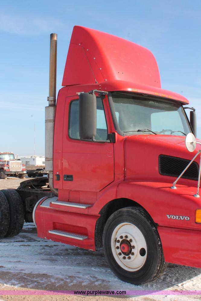 image for item H8365 2000 Volvo VNL semi truck