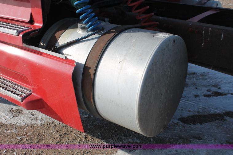 image for item H8365 2000 Volvo VNL semi truck