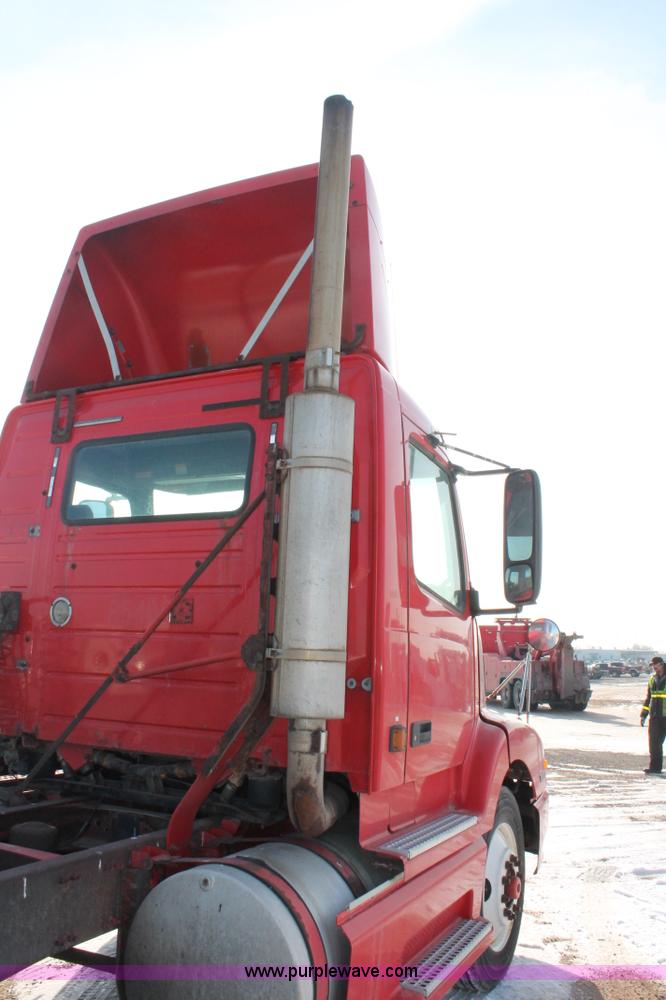image for item H8365 2000 Volvo VNL semi truck