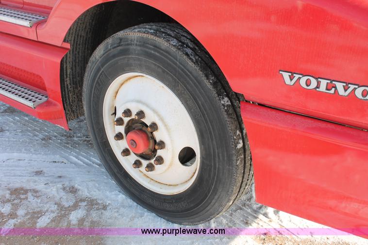 image for item H8365 2000 Volvo VNL semi truck