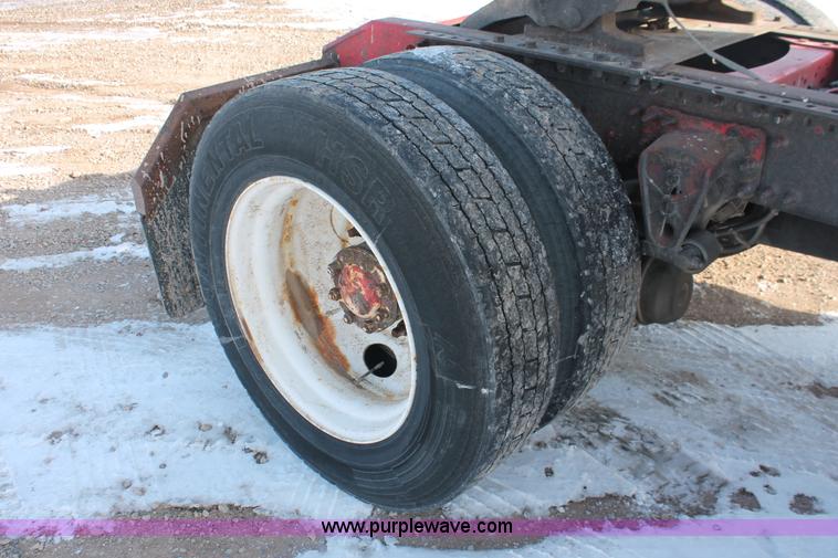 image for item H8365 2000 Volvo VNL semi truck