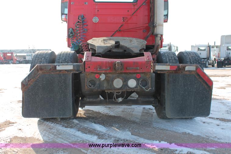 image for item H8365 2000 Volvo VNL semi truck