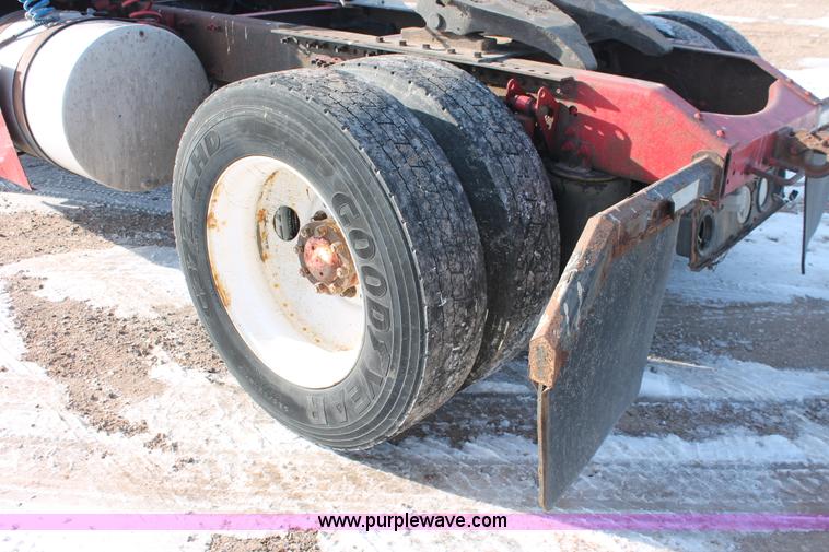 image for item H8365 2000 Volvo VNL semi truck