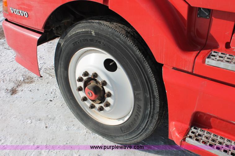 image for item H8365 2000 Volvo VNL semi truck