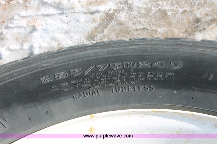 image for item H8365 2000 Volvo VNL semi truck