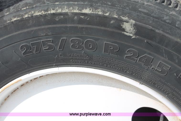 image for item H8365 2000 Volvo VNL semi truck