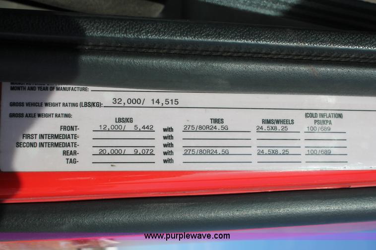 image for item H8365 2000 Volvo VNL semi truck