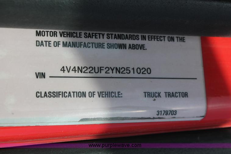 image for item H8365 2000 Volvo VNL semi truck