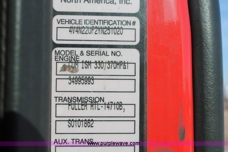 image for item H8365 2000 Volvo VNL semi truck