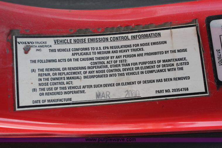 image for item H8365 2000 Volvo VNL semi truck