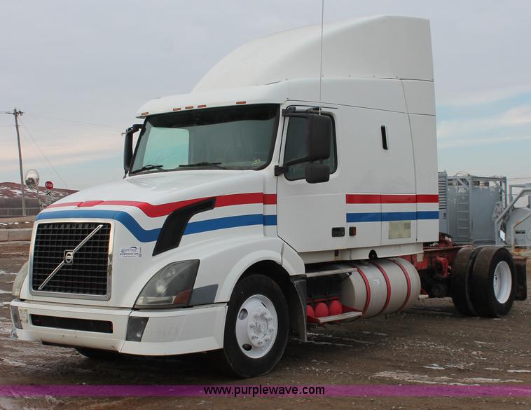 image for item H8366 2005 Volvo VNL semi truck
