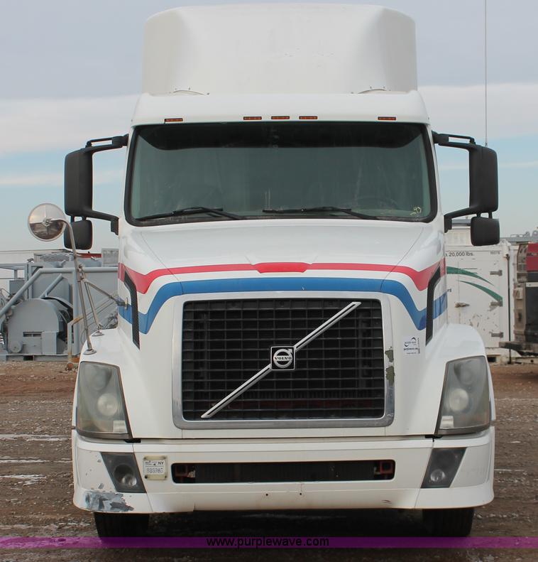 image for item H8366 2005 Volvo VNL semi truck