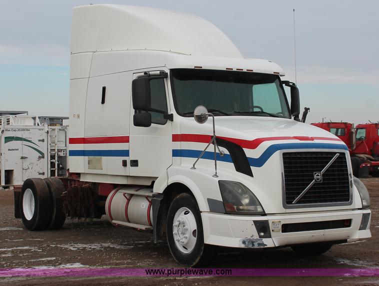 image for item H8366 2005 Volvo VNL semi truck