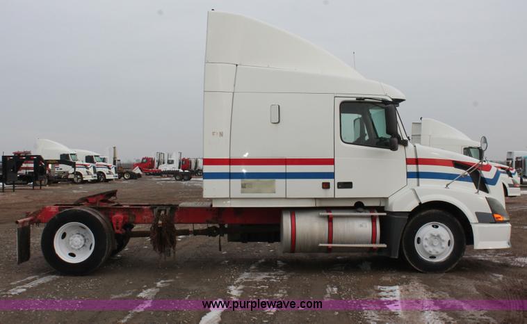 image for item H8366 2005 Volvo VNL semi truck