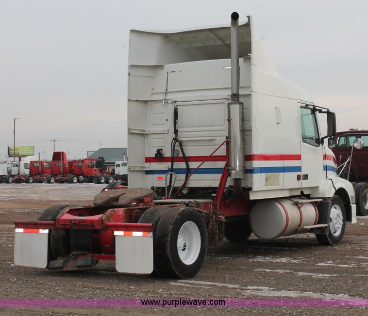 image for item H8366 2005 Volvo VNL semi truck