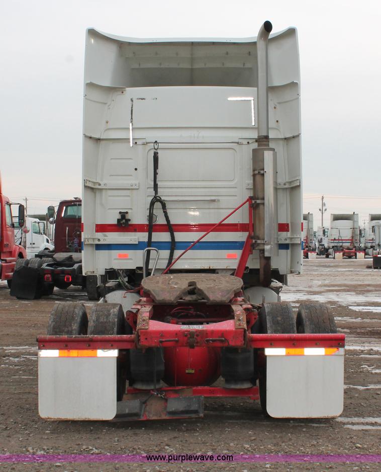 image for item H8366 2005 Volvo VNL semi truck