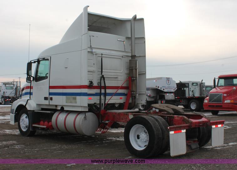 image for item H8366 2005 Volvo VNL semi truck