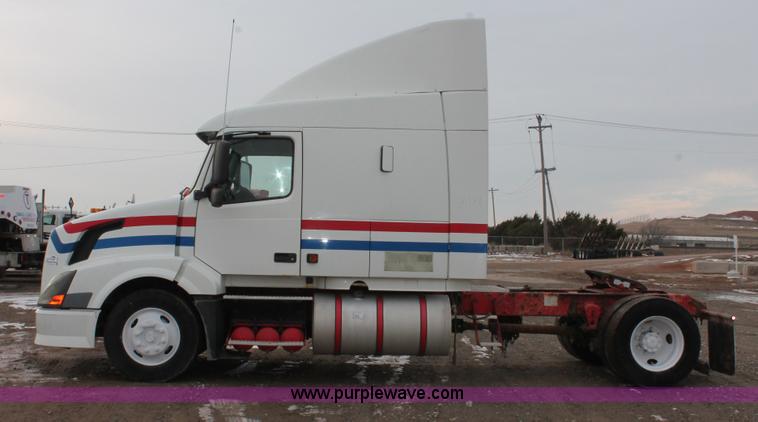 image for item H8366 2005 Volvo VNL semi truck