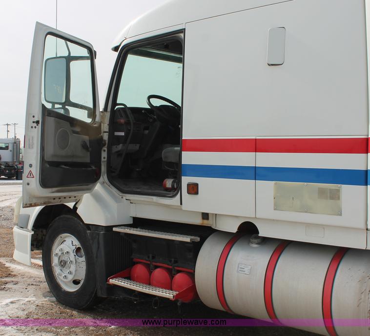 image for item H8366 2005 Volvo VNL semi truck