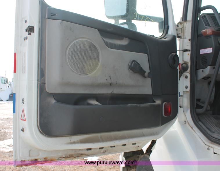 image for item H8366 2005 Volvo VNL semi truck