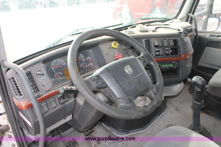 image for item H8366 2005 Volvo VNL semi truck