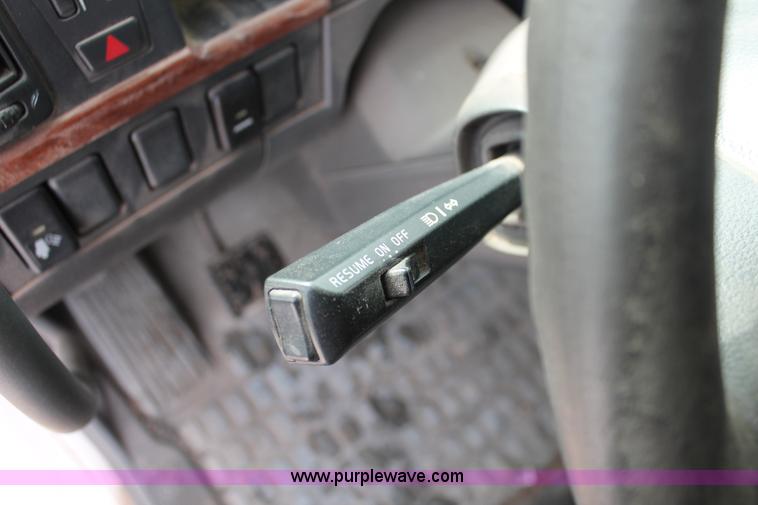 image for item H8366 2005 Volvo VNL semi truck