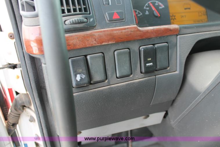 image for item H8366 2005 Volvo VNL semi truck