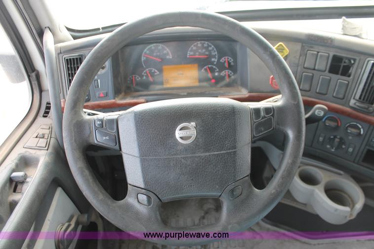 image for item H8366 2005 Volvo VNL semi truck