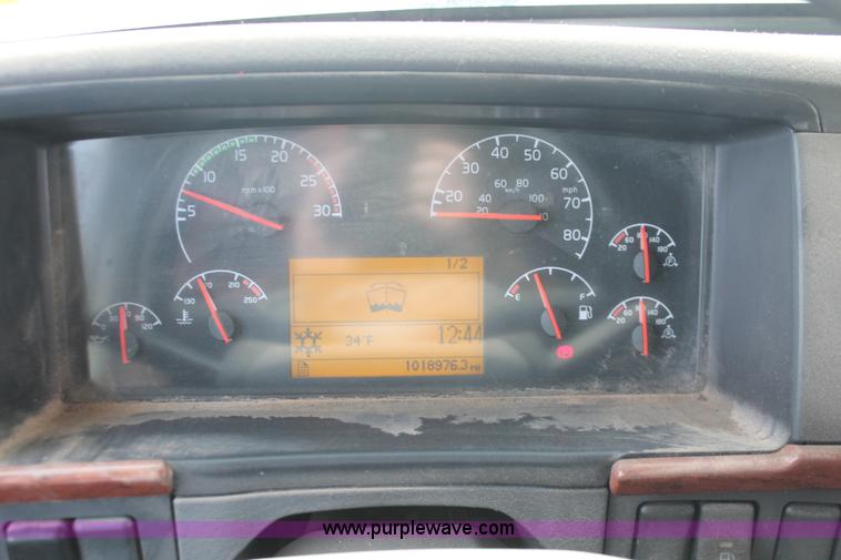 image for item H8366 2005 Volvo VNL semi truck