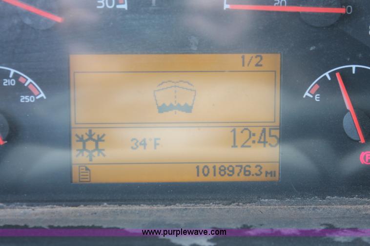 image for item H8366 2005 Volvo VNL semi truck