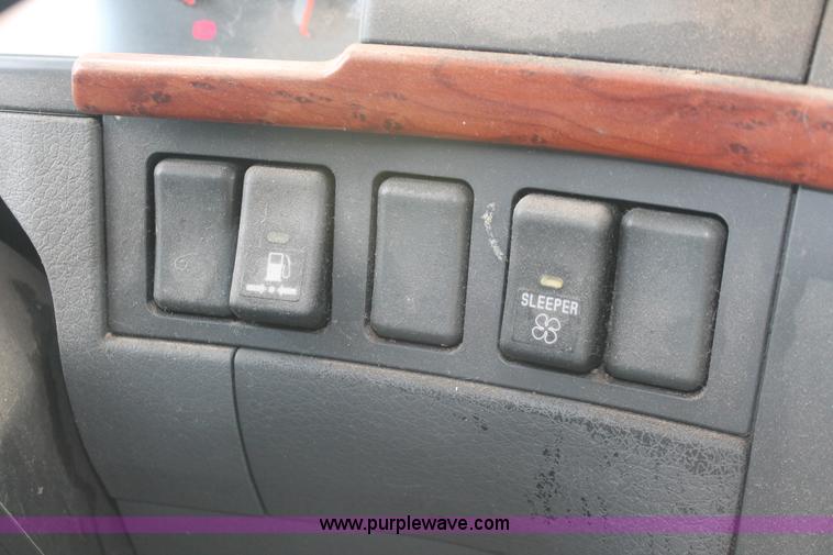 image for item H8366 2005 Volvo VNL semi truck