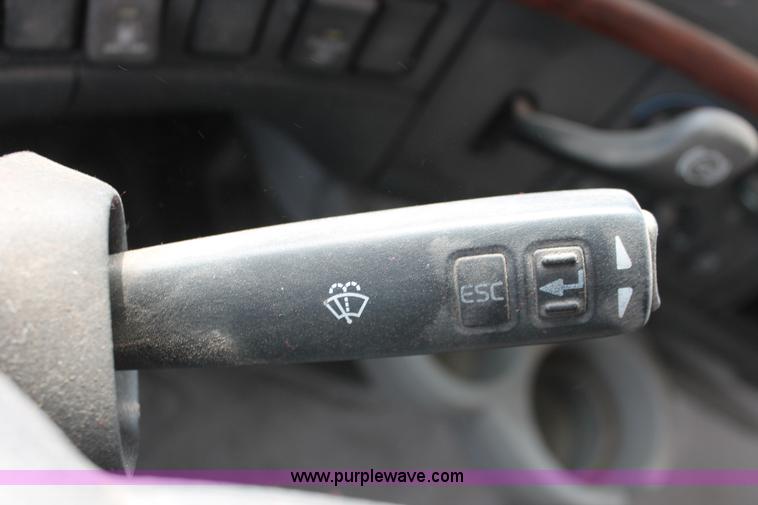 image for item H8366 2005 Volvo VNL semi truck