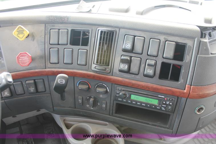 image for item H8366 2005 Volvo VNL semi truck