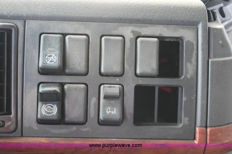 image for item H8366 2005 Volvo VNL semi truck